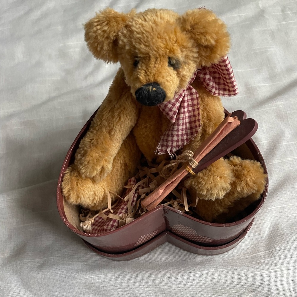 Ashton-Drake gallery Teddy bear 1999 #2286
Loves notes in a heart shaped box